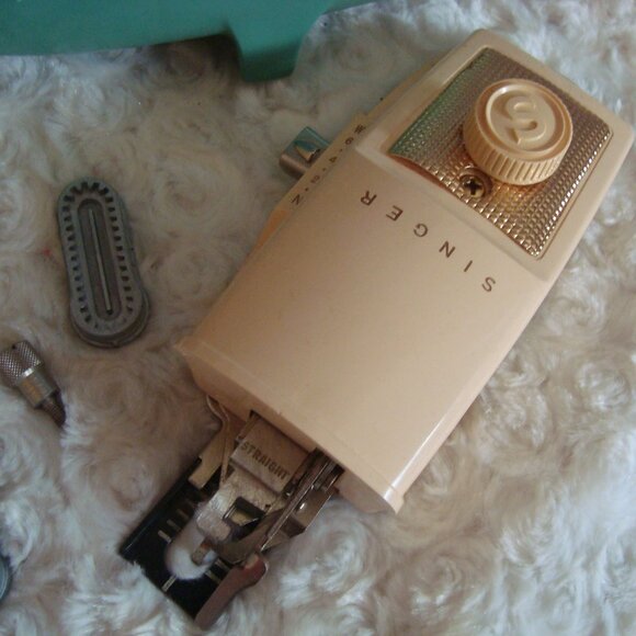 Vintage Singer Buttonholer Attachment with Case and Manual - Picture 5 of 7